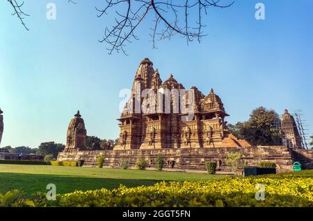 Hindu-Tempel, erbaut von Chandela Rajputen, an westlicher Stelle im indischen Khajuraho bei Sonnenaufgang. Die frühe Morgensonne dreht Dekorationen gestapelt auf o Stockfoto