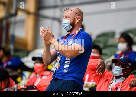 TOKIO, JAPAN. September 2021. Graham Ravenscroft C Lead Coach gratuliert dem Briten Jonathan Broom-Edwards zum Gewinn des menÕs High Jump - T64 Finals bei den Paralympischen Spielen Tokio 2020 im Olympiastadion am Freitag, den 03. September 2021 in TOKIO, JAPAN. Kredit: Taka G Wu/Alamy Live Nachrichten Stockfoto