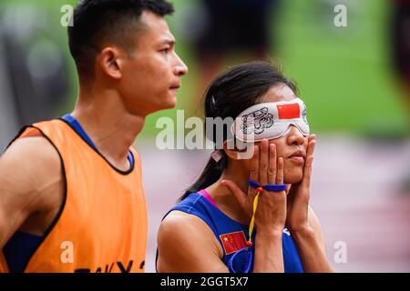 TOKIO, JAPAN. September 2021. Zhang Ying aus China tritt am Freitag, 03. September 2021, in TOKIO, JAPAN, bei den Paralympischen Spielen von Tokio 2020 im Universal 4x4 im Olympiastadion an. Kredit: Taka G Wu/Alamy Live Nachrichten Stockfoto