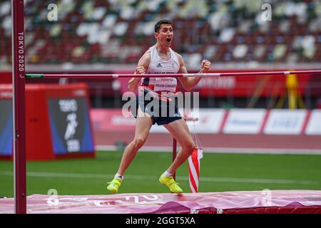 TOKIO, JAPAN. September 2021. Jonathan Broom-Edwards aus Großbritannien feiert am Freitag, den 03. September 2021 in TOKIO, JAPAN, den Gewinn des menÕs High Jump - T64 Finales bei den Paralympischen Spielen Tokio 2020 im Olympiastadion. Kredit: Taka G Wu/Alamy Live Nachrichten Stockfoto