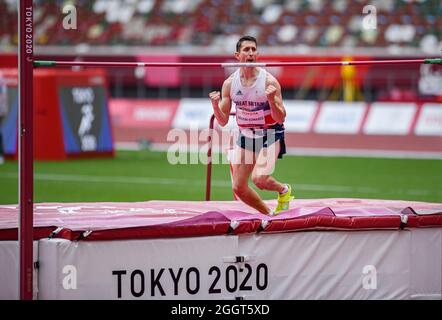 TOKIO, JAPAN. September 2021. Jonathan Broom-Edwards aus Großbritannien feiert am Freitag, den 03. September 2021 in TOKIO, JAPAN, den Gewinn des menÕs High Jump - T64 Finales bei den Paralympischen Spielen Tokio 2020 im Olympiastadion. Kredit: Taka G Wu/Alamy Live Nachrichten Stockfoto