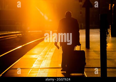 Berlin, Deutschland. September 2021. Ein Passagier läuft bei Sonnenaufgang auf dem Bahnsteig am Berliner Hauptbahnhof. Quelle: Christoph Soeder/dpa/Alamy Live News Stockfoto