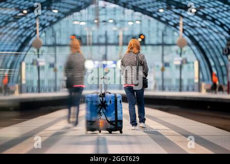 Berlin, Deutschland. September 2021. Eine Frau steht auf dem Bahnsteig des Berliner Hauptbahnhofs. Quelle: Christoph Soeder/dpa/Alamy Live News Stockfoto