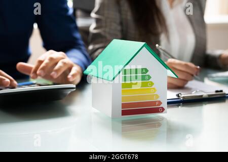 Energieeffiziente Hausprüfung Mit Rechner. Hoher Wirkungsgrad Stockfoto