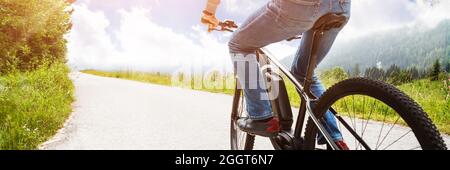 Mann, Reiten, Mountain Bike in den Alpen Stockfoto