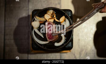 Köstliche gebratene knusprige Rindfleisch Gyukatsu. Mit Steak, das im Panko- und gebratenen Katsu-Stil paniert wurde. Japanisches Essen in einem Restaurant Stockfoto