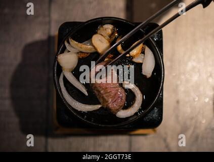 Köstliche gebratene knusprige Rindfleisch Gyukatsu. Mit Steak, das im Panko- und gebratenen Katsu-Stil paniert wurde. Japanisches Essen in einem Restaurant Stockfoto