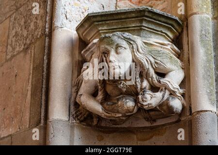 Albi, Frankreich. 8. August 2021. Steinskulptur Figur im Tor der Albi Kathedrale. Stockfoto