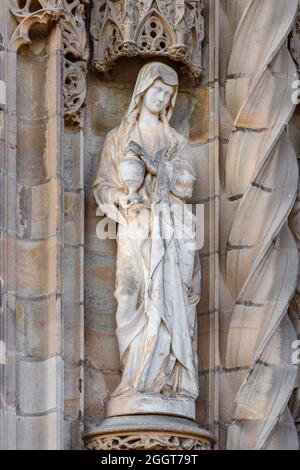 Albi, Frankreich. 8. August 2021. Frau Steinskulptur im Tor der Albi Kathedrale. Stockfoto