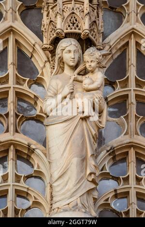 Albi, Frankreich. 8. August 2021. Jungfrau Maria und Jesus Christus Steinskulptur Figur im Tor der Albi Catedral. Stockfoto