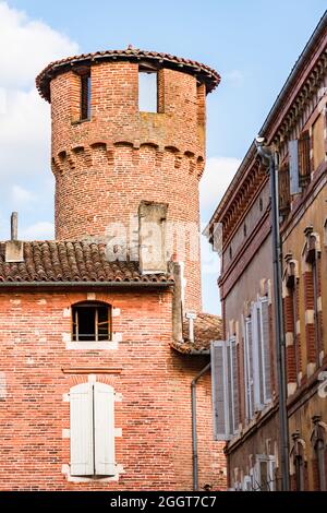 Malerischer Backsteinturm steht über anderen Gebäuden in der Altstadt von Albi, Frankreich. Stockfoto