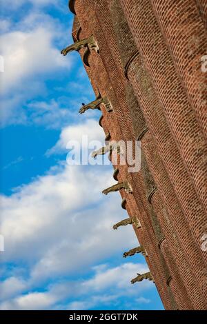 Albi, Frankreich. 8. August 2021. Vertikale Ansicht der Albi Sainte-Cecile Kathedrale gotisches mittelalterliches Denkmal. Stockfoto