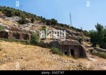 Die Ruinen der antiken Gräber in der Türkei auf dem Hügel. Stadt des Schlafens Stockfoto