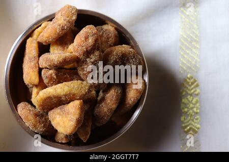 Sharkara Varatti/Upperi/Jaggery-beschichtete Bananenchips in Messinguruli/Kerala/Onam-Festival Stockfoto