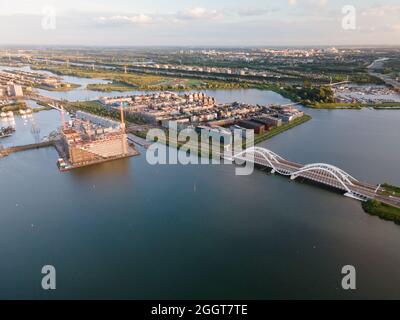 Luftdrohnenvideo des Enneus Heermabrug in Amsterdam, Niederlande zu IJburg und Steigereiland Amsterdam Oost Ost. Stockfoto