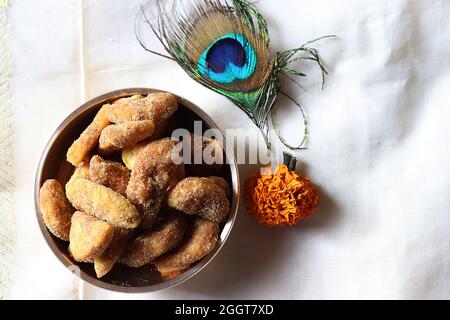 Sharkara Varatti/Upperi/Jaggery-beschichtete Bananenchips in Messinguruli/Kerala/Onam-Festival Stockfoto