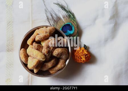 Sharkara Varatti/Upperi/Jaggery-beschichtete Bananenchips in Messinguruli/Kerala/Onam-Festival Stockfoto