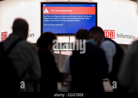 Nürnberg, Deutschland. September 2021. Eine Anzeigetafel im Informationszentrum der Deutschen Bahn im Hauptbahnhof weist auf einen Streik der Lokführer-Gewerkschaft GDL hin. Quelle: Daniel Karmann/dpa/Alamy Live News Stockfoto