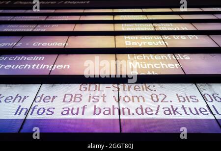 Nürnberg, Deutschland. September 2021. Auf einer Anzeigetafel im Hauptbahnhof wird ein Streik der Lokführer-Gewerkschaft GDL angekündigt. Quelle: Daniel Karmann/dpa/Alamy Live News Stockfoto