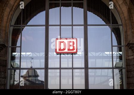 Nürnberg, Deutschland. September 2021. Über dem Haupteingang am Hauptbahnhof hängt das Logo der Deutschen Bahn. Quelle: Daniel Karmann/dpa/Alamy Live News Stockfoto