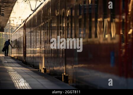 Nürnberg, Deutschland. September 2021. Ein Passagier öffnet die Tür eines S-Zuges im Hauptbahnhof. Quelle: Daniel Karmann/dpa/Alamy Live News Stockfoto