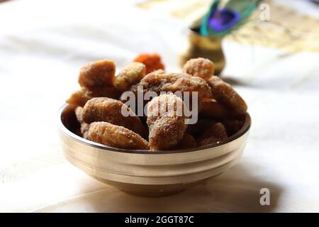 Sharkara Varatti/Upperi/Jaggery-beschichtete Bananenchips in Messinguruli/Kerala/Onam-Festival Stockfoto