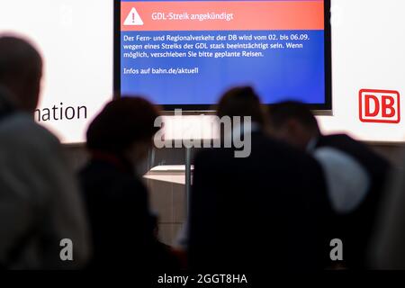 Nürnberg, Deutschland. September 2021. Eine Anzeigetafel im Informationszentrum der Deutschen Bahn im Hauptbahnhof weist auf einen Streik der Lokführer-Gewerkschaft GDL hin. Quelle: Daniel Karmann/dpa/Alamy Live News Stockfoto