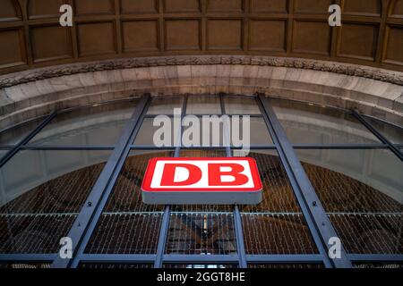 Nürnberg, Deutschland. September 2021. Über dem Haupteingang am Hauptbahnhof hängt das Logo der Deutschen Bahn. Quelle: Daniel Karmann/dpa/Alamy Live News Stockfoto