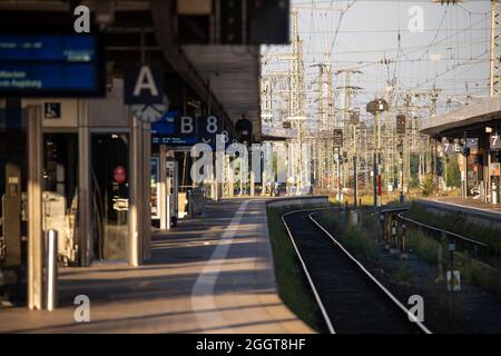 Nürnberg, Deutschland. September 2021. Die Morgensonne scheint über den leeren Bahnsteigen am Hauptbahnhof. Quelle: Daniel Karmann/dpa/Alamy Live News Stockfoto