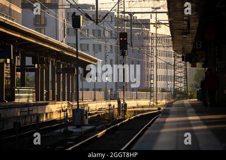 Nürnberg, Deutschland. September 2021. Die Morgensonne scheint über den leeren Bahnsteigen am Hauptbahnhof. Quelle: Daniel Karmann/dpa/Alamy Live News Stockfoto