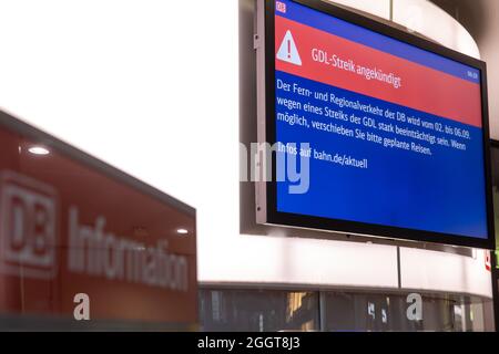 Nürnberg, Deutschland. September 2021. Eine Anzeigetafel im Informationszentrum der Deutschen Bahn im Hauptbahnhof weist auf einen Streik der Lokführer-Gewerkschaft GDL hin. Quelle: Daniel Karmann/dpa/Alamy Live News Stockfoto