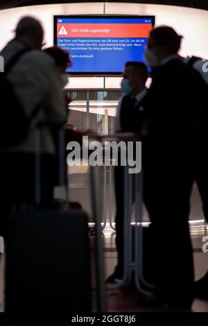 Nürnberg, Deutschland. September 2021. Eine Anzeigetafel im Informationszentrum der Deutschen Bahn im Hauptbahnhof weist auf einen Streik der Lokführer-Gewerkschaft GDL hin. Quelle: Daniel Karmann/dpa/Alamy Live News Stockfoto