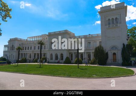 Der schöne weiße Palast im Vorort Jalta in Krim. Livadia. Stockfoto