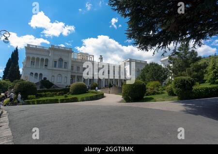 Der schöne weiße Palast im Vorort Jalta in Krim. Livadia. Stockfoto