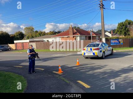 Auckland. September 2021. Ein Polizist steht Wache in der Nähe des New Lynn Supermarkts in Auckland, Neuseeland, 3. September 2021. Der neuseeländische Premierminister Jacinda Ardern bestätigte, dass der gewalttätige Angriff, der am Freitag um 2:40 Uhr Ortszeit im Supermarkt von New Lynn in Auckland stattfand, ein „Terroranschlag“ war, der von einem „Extremisten“ ausgeführt wurde. Quelle: Xinhua/Alamy Live News Stockfoto