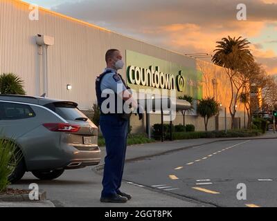 Auckland, Neuseeland. September 2021. Ein Polizeibeamter steht Wache vor dem Supermarkt in New Lynn in Auckland, Neuseeland, 3. September 2021. Der neuseeländische Premierminister Jacinda Ardern bestätigte, dass der gewalttätige Angriff, der am Freitag um 2:40 Uhr Ortszeit im Supermarkt von New Lynn in Auckland stattfand, ein „Terroranschlag“ war, der von einem „Extremisten“ ausgeführt wurde. Kredit: Zhao Gang/Xinhua/Alamy Live Nachrichten Stockfoto