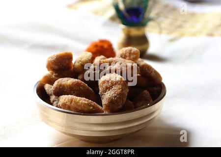 Sharkara Varatti/Upperi/Jaggery-beschichtete Bananenchips in Messinguruli/Kerala/Onam-Festival Stockfoto