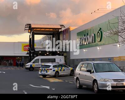 Auckland, Neuseeland. September 2021. Polizeiautos sind vor dem New Lynn Supermarkt in Auckland, Neuseeland, zu sehen, 3. September 2021. Der neuseeländische Premierminister Jacinda Ardern bestätigte, dass der gewalttätige Angriff, der am Freitag um 2:40 Uhr Ortszeit im Supermarkt von New Lynn in Auckland stattfand, ein „Terroranschlag“ war, der von einem „Extremisten“ ausgeführt wurde. Kredit: Zhao Gang/Xinhua/Alamy Live Nachrichten Stockfoto