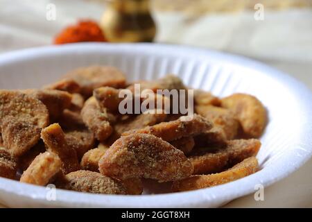 Sharkara Varatti/upperi/Jaggery beschichtete Bananenchips auf Papierplatte /Kerala/Onam Festival Stockfoto