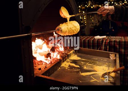 Moskau, Russland, Chakotis ist ein traditioneller litauischer, polnischer und weißrussischer Kuchen in ungewöhnlicher Form aus Eierteig, der auf offenem Feuer gebacken wird. Stockfoto