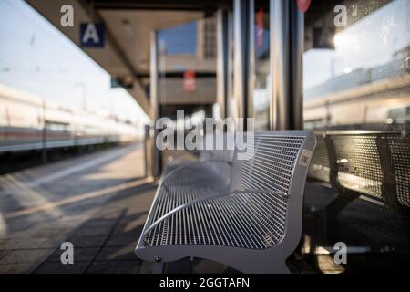 Nürnberg, Deutschland. September 2021. Unbesetzte Wartebänke stehen auf der Plattform am Hauptbahnhof. Quelle: Daniel Karmann/dpa/Alamy Live News Stockfoto