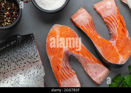 Frische rohe Lachs-Küche. Fischsteak mit Kräutern und Gewürzen Stockfoto