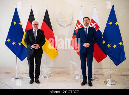 03. September 2021, Slowakei, Bratislava (Pressburg): Bundespräsident Frank-Walter Steinmeier (l.) und der slowakische Premierminister Eduard Heger treffen sich zu Gesprächen im Regierungsbüro der Slowakischen Republik. Der Bundespräsident ist auf einem zweitägigen Besuch in der Slowakei. Foto: Bernd von Jutrczenka/dpa Quelle: dpa picture Alliance/Alamy Live News Stockfoto