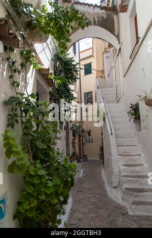 Sperlonga, Italien - august 18 2021 - die malerischen Straßen in der malerischen Architektur von Sperlonga, einer Küstenstadt in der Provinz Latina, Italien, Stockfoto