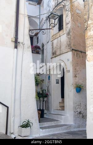 Sperlonga, Italien - august 18 2021 - die malerischen Straßen in der malerischen Architektur von Sperlonga, einer Küstenstadt in der Provinz Latina, Italien, Stockfoto