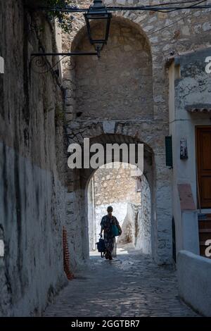 Sperlonga, Italien - august 18 2021 - die malerischen Straßen in der malerischen Architektur von Sperlonga, einer Küstenstadt in der Provinz Latina, Italien, Stockfoto