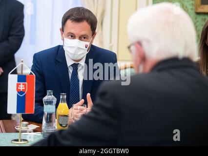 03. September 2021, Slowakei, Bratislava (Pressburg): Bundespräsident Frank-Walter Steinmeier und der slowakische Premierminister Eduard Heger (l.) treffen sich zu Gesprächen im Regierungsbüro der Slowakischen Republik. Der Bundespräsident ist auf einem zweitägigen Besuch in der Slowakei. Foto: Bernd von Jutrczenka/dpa Quelle: dpa picture Alliance/Alamy Live News Stockfoto