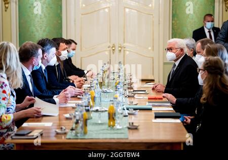 03. September 2021, Slowakei, Bratislava (Pressburg): Bundespräsident Frank-Walter Steinmeier (Mitte rechts) und Eduard Heger (Mitte links), Premierminister der Slowakei, treffen sich zu Gesprächen im Regierungsbüro der Slowakischen Republik. Der Bundespräsident ist auf einem zweitägigen Besuch in der Slowakei. Foto: Bernd von Jutrczenka/dpa Quelle: dpa picture Alliance/Alamy Live News Stockfoto