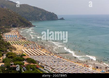 Sperlonga, Italien - august 18 2021 - Sommertag mit Blick auf den Strand Stockfoto