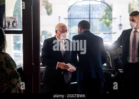 03. September 2021, Slowakei, Bratislava (Pressburg): Bundespräsident Frank-Walter Steinmeier (l.) und der slowakische Ministerpräsident Eduard Heger treffen sich zu Gesprächen vor dem Regierungsamt der Slowakischen Republik. Der Bundespräsident ist zu einem zweitägigen Besuch in der Slowakei. Foto: Bernd von Jutrczenka/dpa Quelle: dpa picture Alliance/Alamy Live News Stockfoto